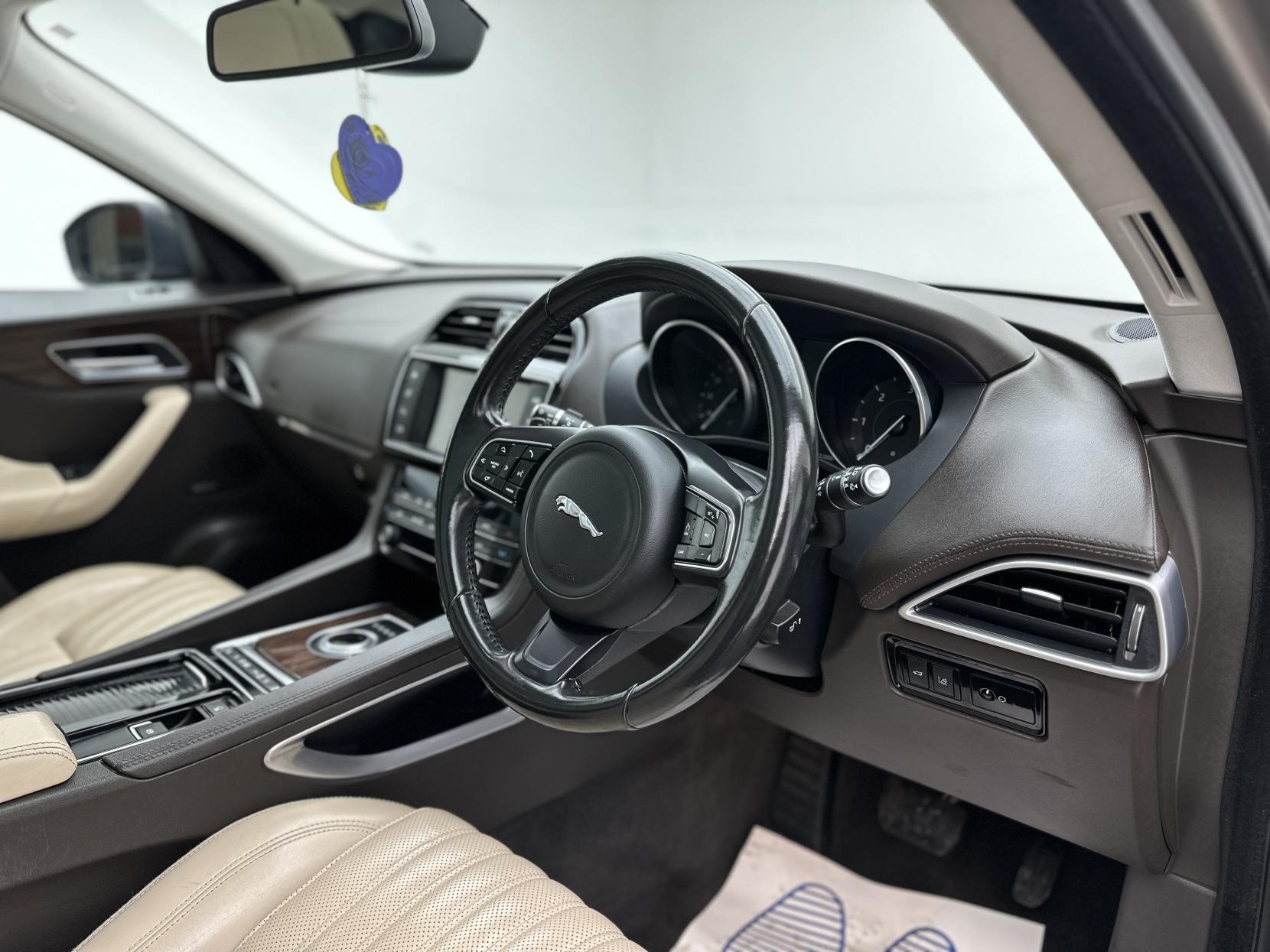 Jaguar F-PACE 2.0 D180 Portfolio SUV 5dr Diesel Auto AWD Euro 6 (s/s) (180 ps)