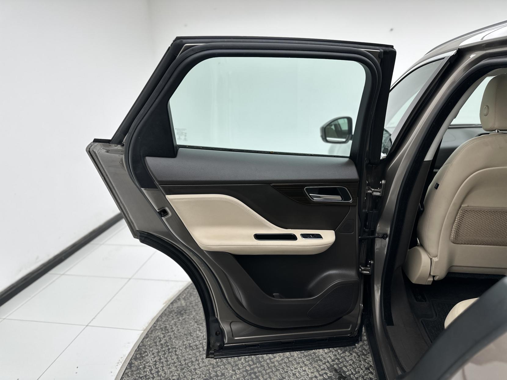 Jaguar F-PACE 2.0 D180 Portfolio SUV 5dr Diesel Auto AWD Euro 6 (s/s) (180 ps)