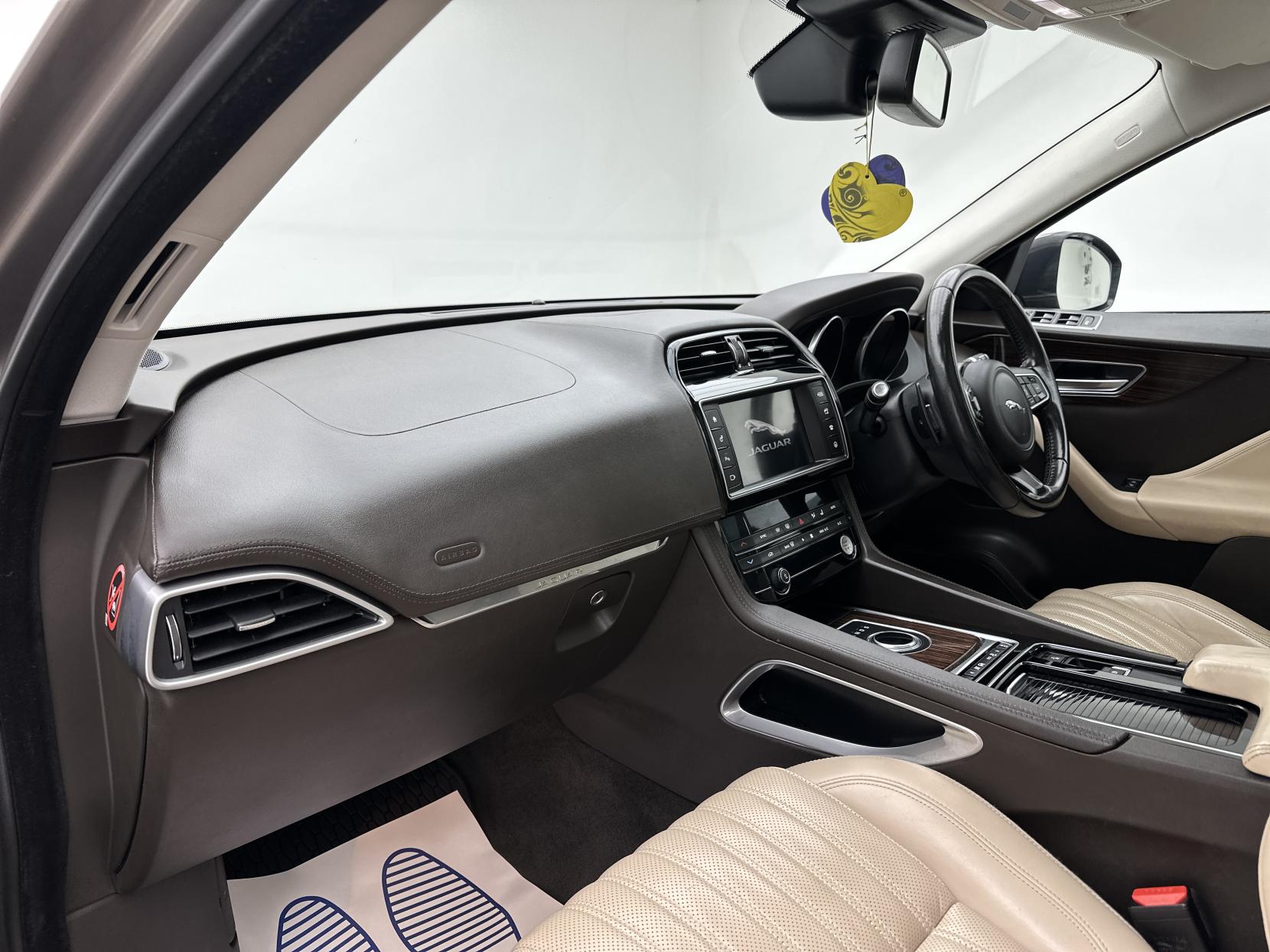 Jaguar F-PACE 2.0 D180 Portfolio SUV 5dr Diesel Auto AWD Euro 6 (s/s) (180 ps)