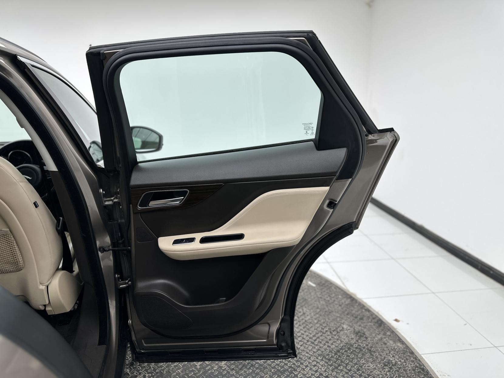 Jaguar F-PACE 2.0 D180 Portfolio SUV 5dr Diesel Auto AWD Euro 6 (s/s) (180 ps)