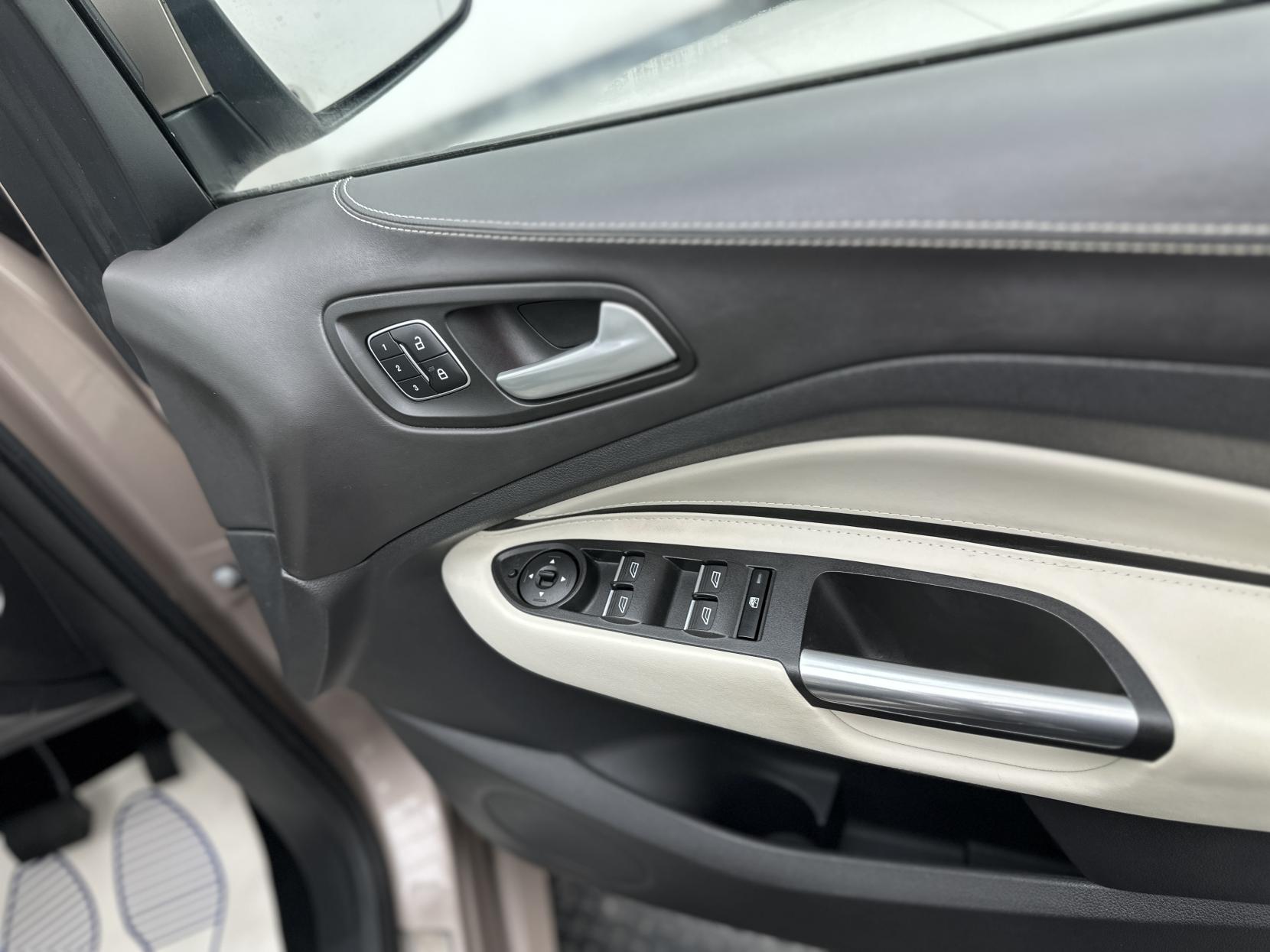 Ford Kuga 2.0 TDCi EcoBlue Vignale SUV 5dr Diesel Powershift AWD Euro 6 (s/s) (180 ps)