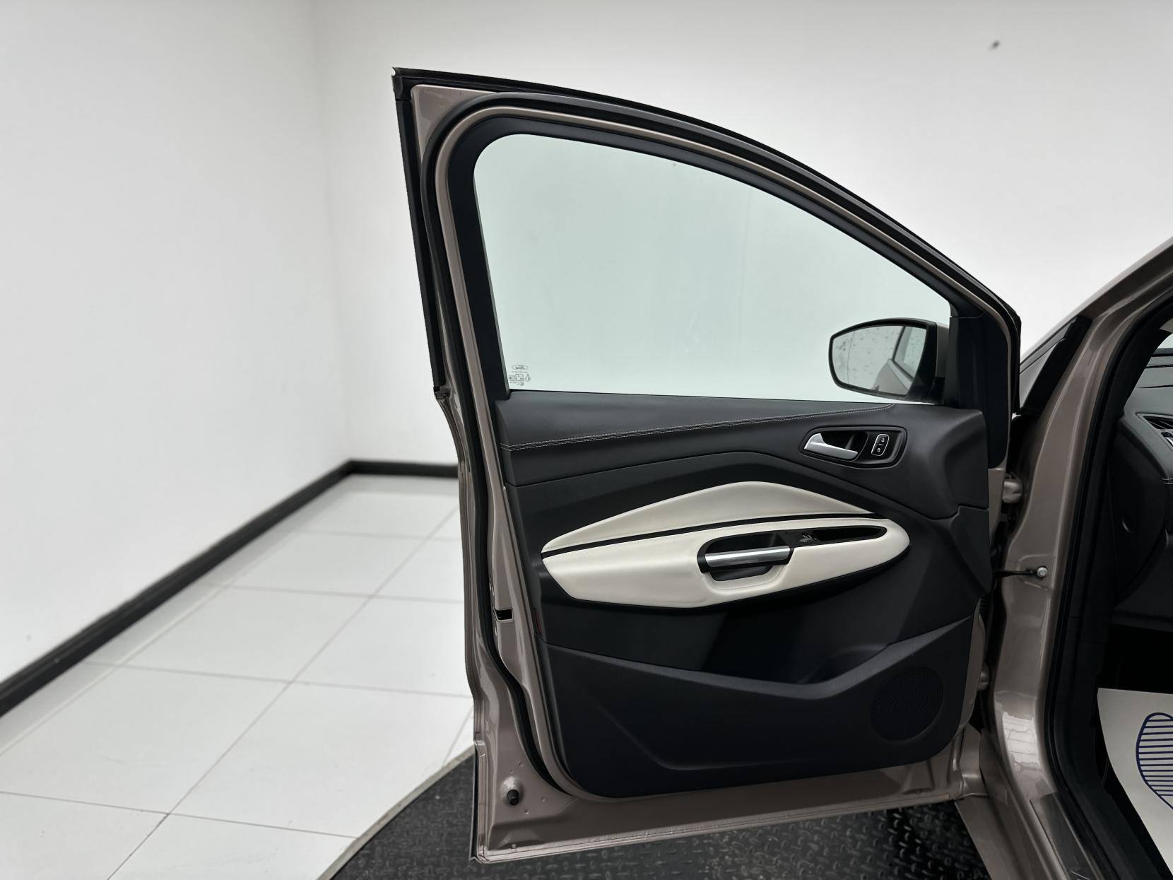 Ford Kuga 2.0 TDCi EcoBlue Vignale SUV 5dr Diesel Powershift AWD Euro 6 (s/s) (180 ps)