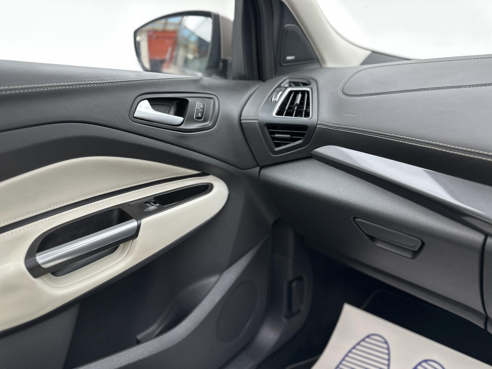 Ford Kuga 2.0 TDCi EcoBlue Vignale SUV 5dr Diesel Powershift AWD Euro 6 (s/s) (180 ps)