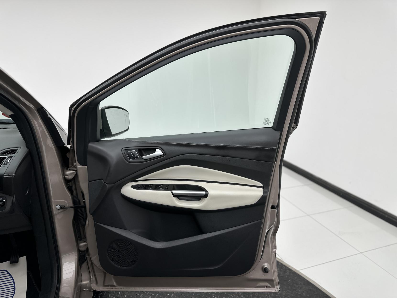 Ford Kuga 2.0 TDCi EcoBlue Vignale SUV 5dr Diesel Powershift AWD Euro 6 (s/s) (180 ps)