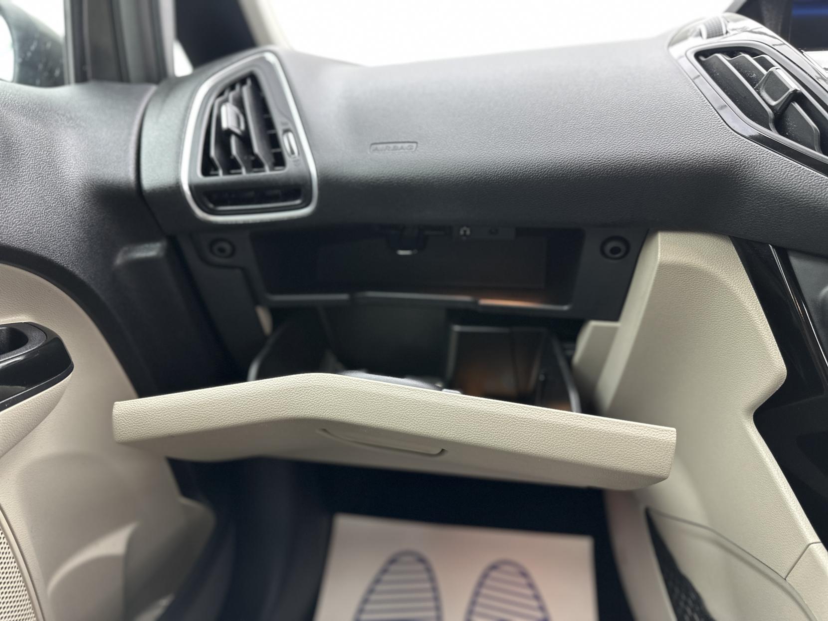 Ford B-Max 1.6 Titanium Navigator MPV 5dr Petrol Powershift Euro 6 (105 ps)