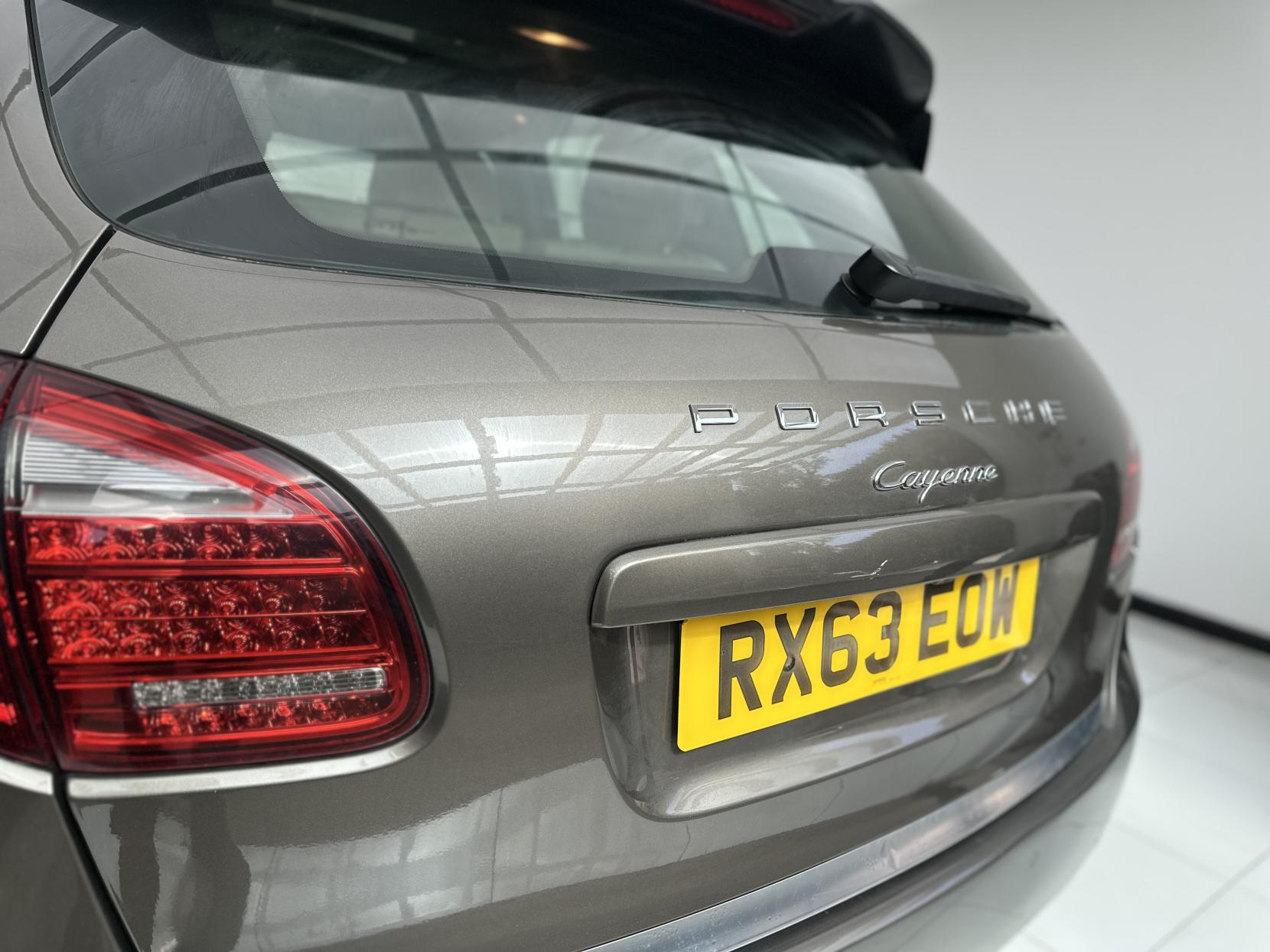 Porsche Cayenne 3.0 TD V6 SUV 5dr Diesel Tiptronic 4WD Euro 5 (s/s) (240 ps)