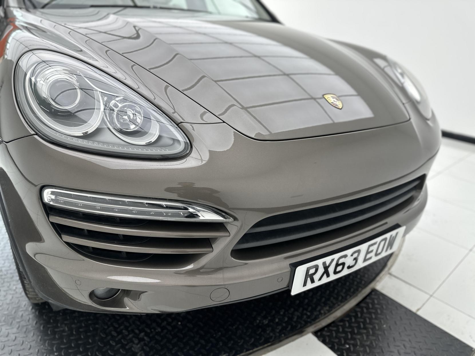 Porsche Cayenne 3.0 TD V6 SUV 5dr Diesel Tiptronic 4WD Euro 5 (s/s) (240 ps)