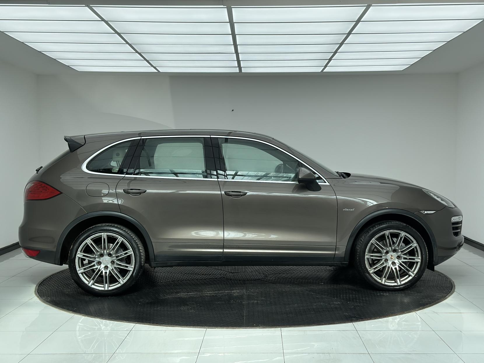 Porsche Cayenne 3.0 TD V6 SUV 5dr Diesel Tiptronic 4WD Euro 5 (s/s) (240 ps)