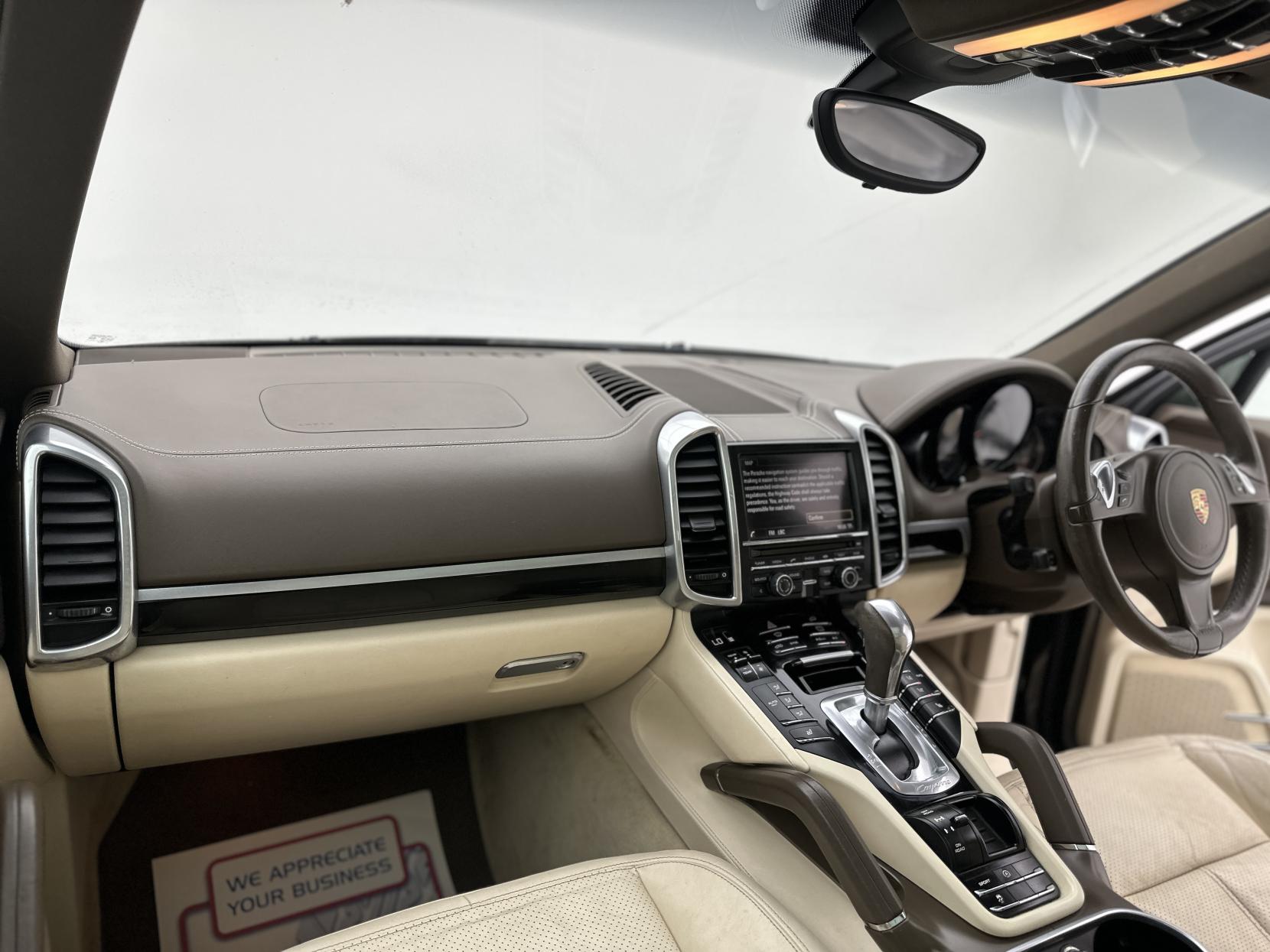 Porsche Cayenne 3.0 TD V6 SUV 5dr Diesel Tiptronic 4WD Euro 5 (s/s) (240 ps)