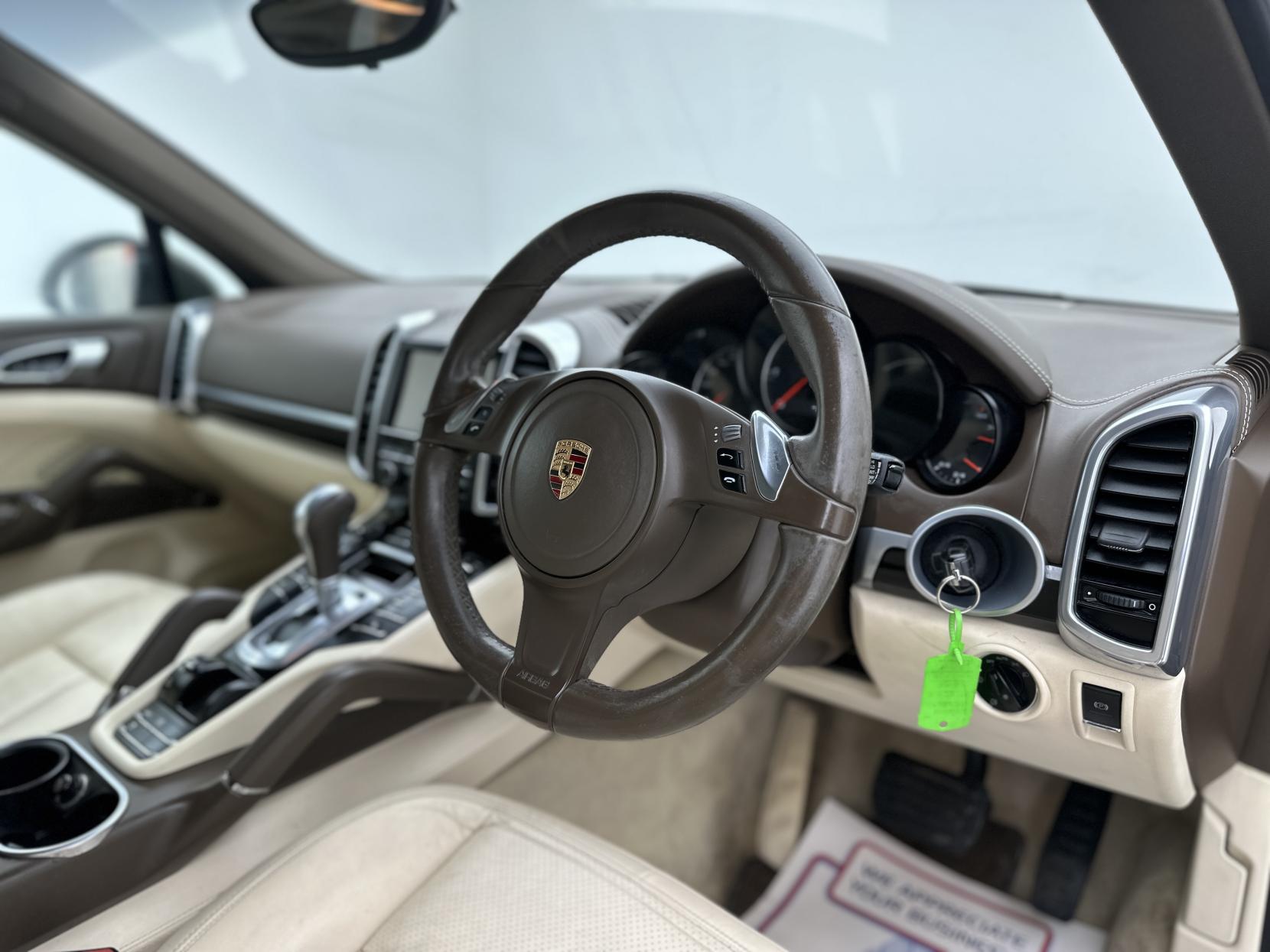 Porsche Cayenne 3.0 TD V6 SUV 5dr Diesel Tiptronic 4WD Euro 5 (s/s) (240 ps)