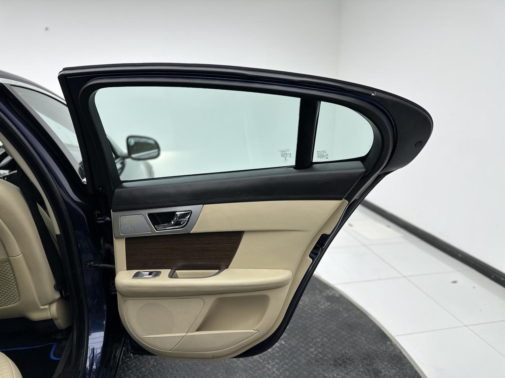 Jaguar XF 2.2d Luxury Saloon 4dr Diesel Auto Euro 5 (s/s) (163 ps)