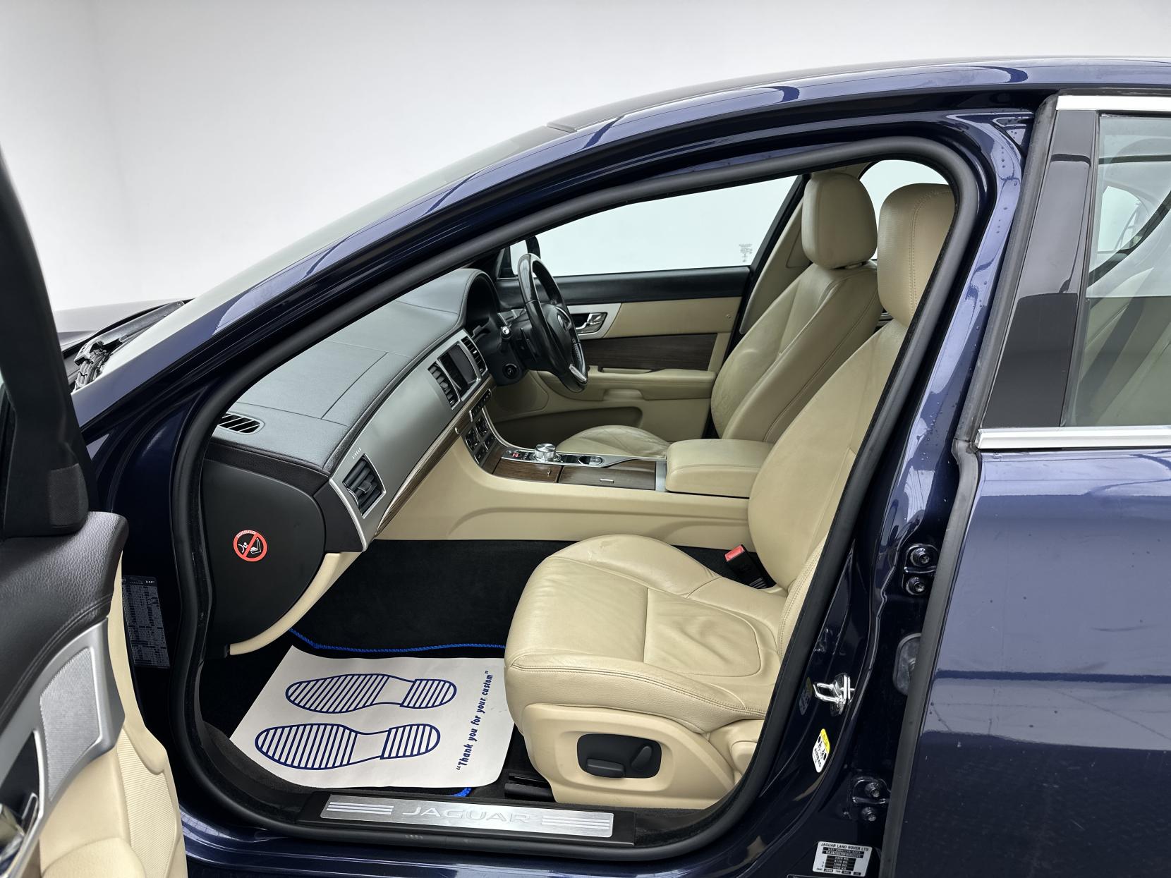 Jaguar XF 2.2d Luxury Saloon 4dr Diesel Auto Euro 5 (s/s) (163 ps)