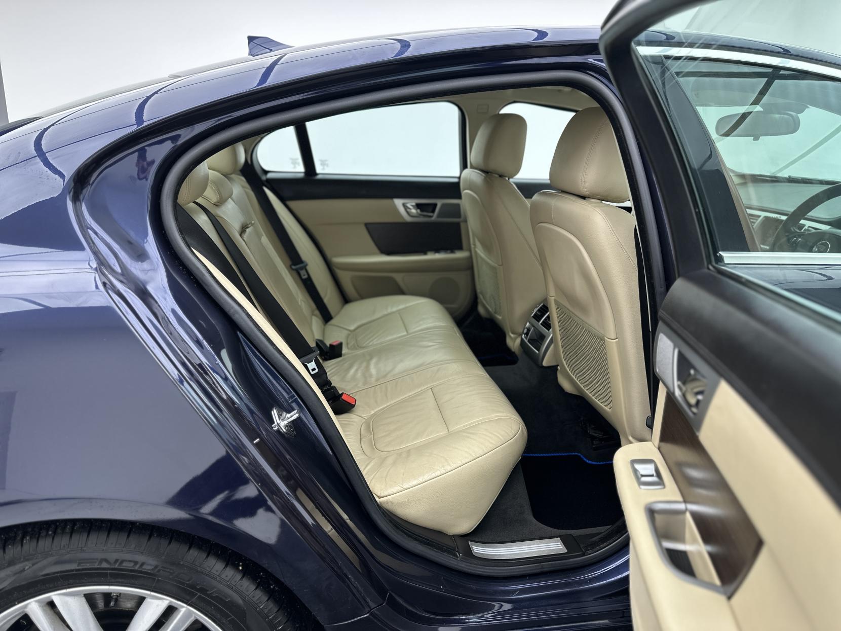 Jaguar XF 2.2d Luxury Saloon 4dr Diesel Auto Euro 5 (s/s) (163 ps)