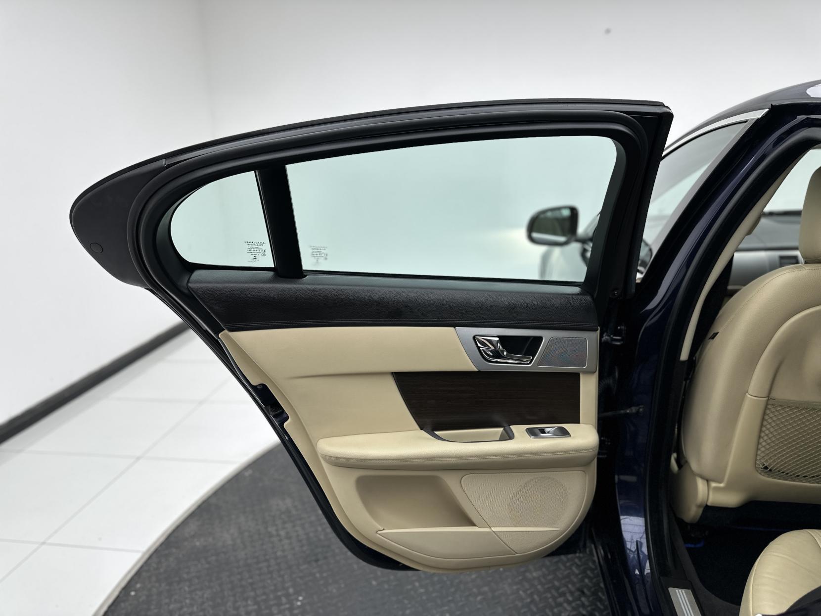 Jaguar XF 2.2d Luxury Saloon 4dr Diesel Auto Euro 5 (s/s) (163 ps)