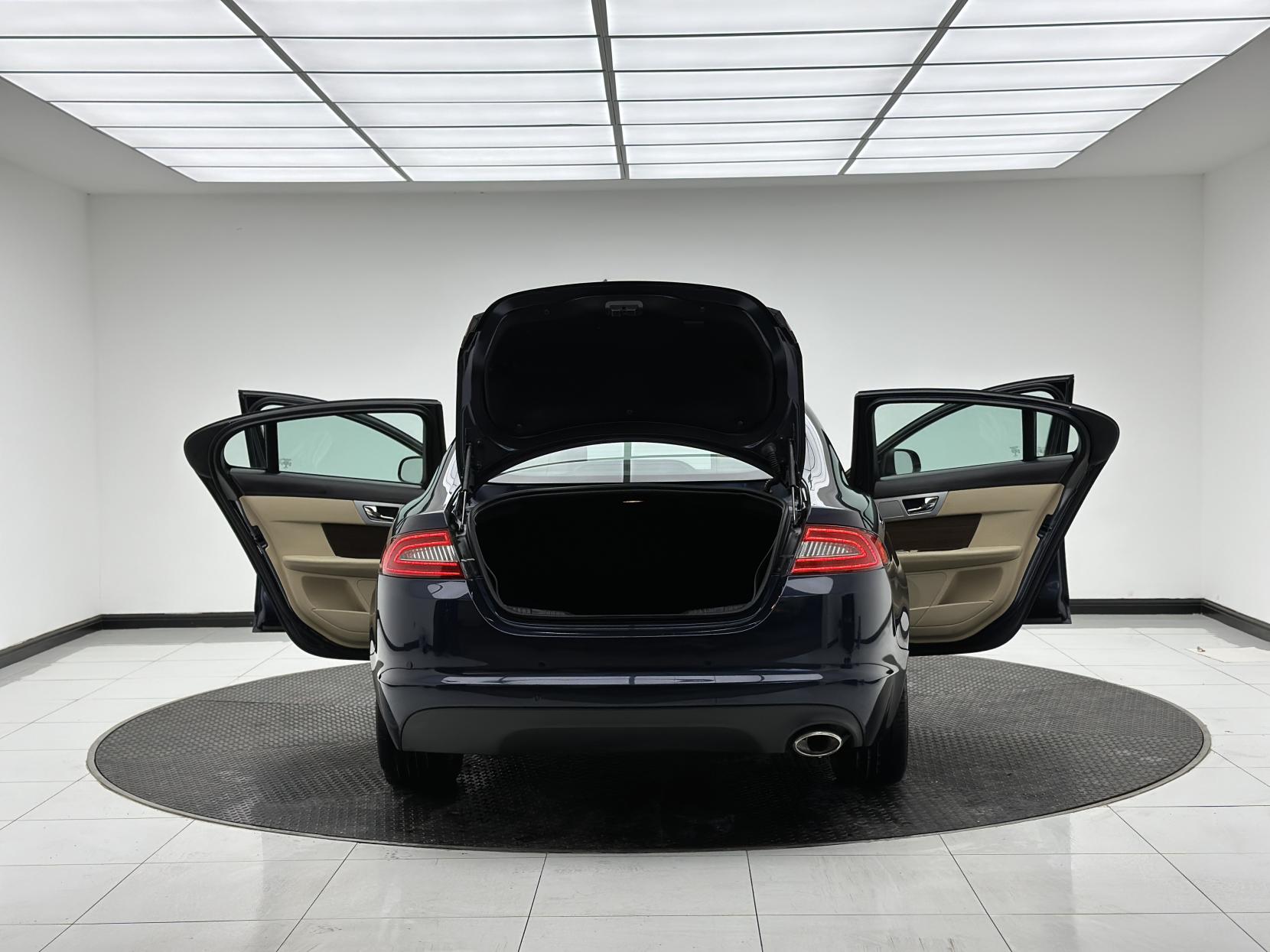 Jaguar XF 2.2d Luxury Saloon 4dr Diesel Auto Euro 5 (s/s) (163 ps)