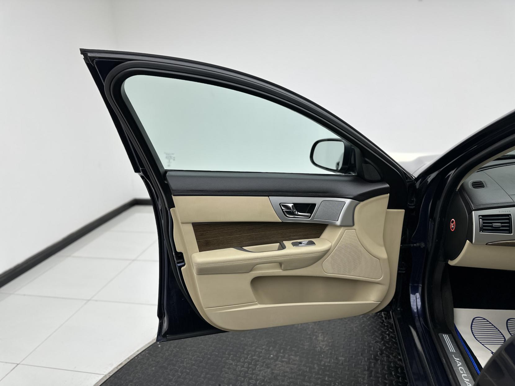 Jaguar XF 2.2d Luxury Saloon 4dr Diesel Auto Euro 5 (s/s) (163 ps)