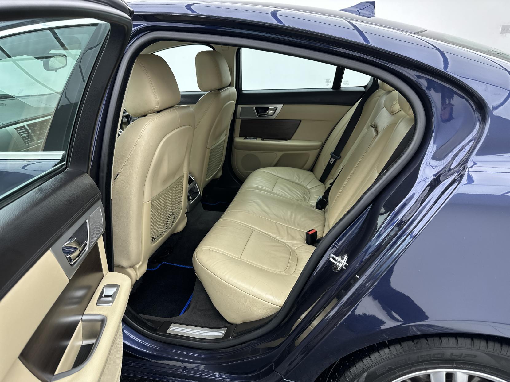 Jaguar XF 2.2d Luxury Saloon 4dr Diesel Auto Euro 5 (s/s) (163 ps)