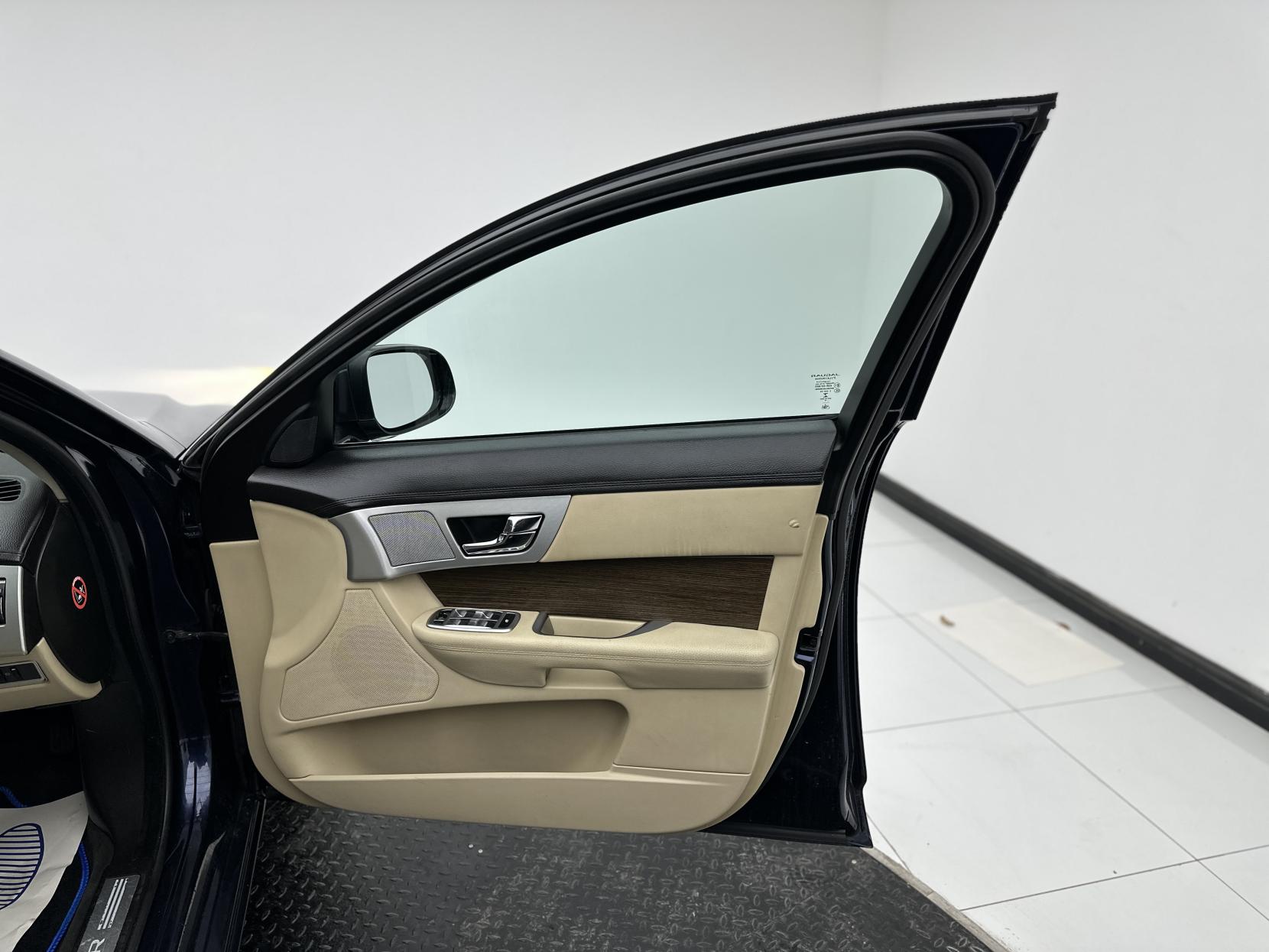 Jaguar XF 2.2d Luxury Saloon 4dr Diesel Auto Euro 5 (s/s) (163 ps)