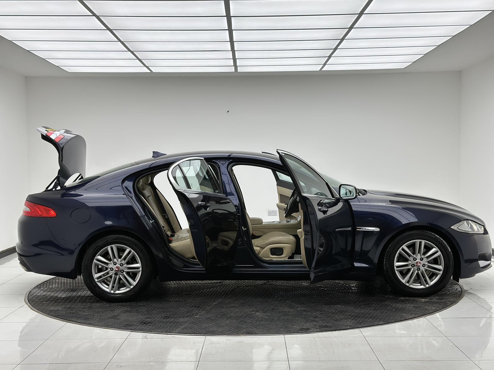 Jaguar XF 2.2d Luxury Saloon 4dr Diesel Auto Euro 5 (s/s) (163 ps)