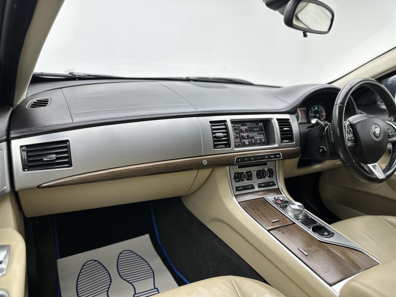 Jaguar XF 2.2d Luxury Saloon 4dr Diesel Auto Euro 5 (s/s) (163 ps)