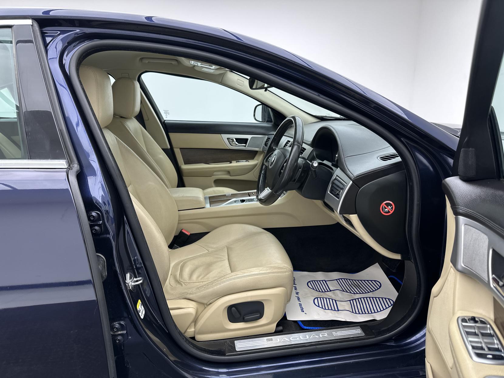 Jaguar XF 2.2d Luxury Saloon 4dr Diesel Auto Euro 5 (s/s) (163 ps)