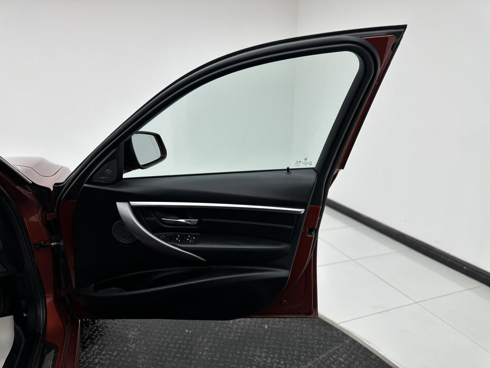 BMW 3 Series 2.0 330e 7.6kWh M Sport Saloon 4dr Petrol Plug-in Hybrid Auto Euro 6 (s/s) (252 ps)