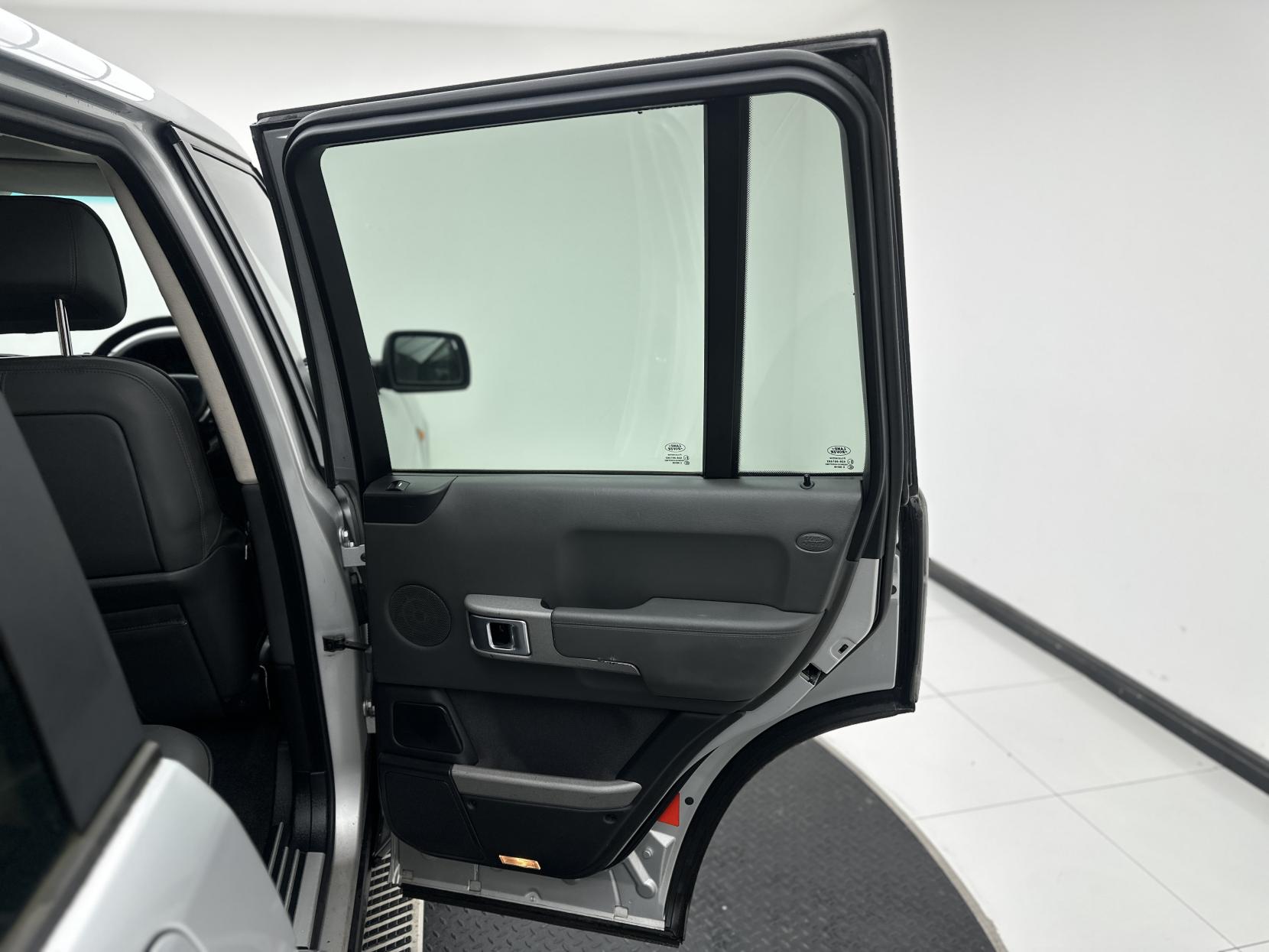 Land Rover Range Rover 4.4 V8 Vogue Station Wagon 5dr Petrol Automatic (389 g/km, 282 bhp)