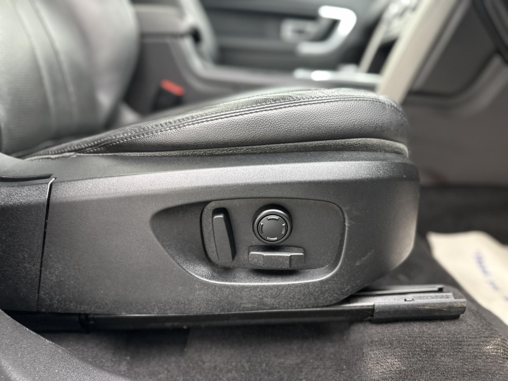 Land Rover Discovery Sport 2.0 TD4 HSE Black SUV 5dr Diesel Auto 4WD Euro 6 (s/s) (180 ps)