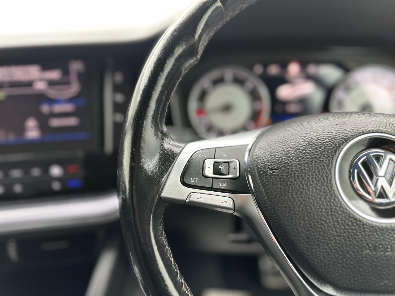 Volkswagen Touareg 3.0 TDI V6 R-Line SUV 5dr Diesel Tiptronic 4Motion Euro 6 (s/s) (231 ps)