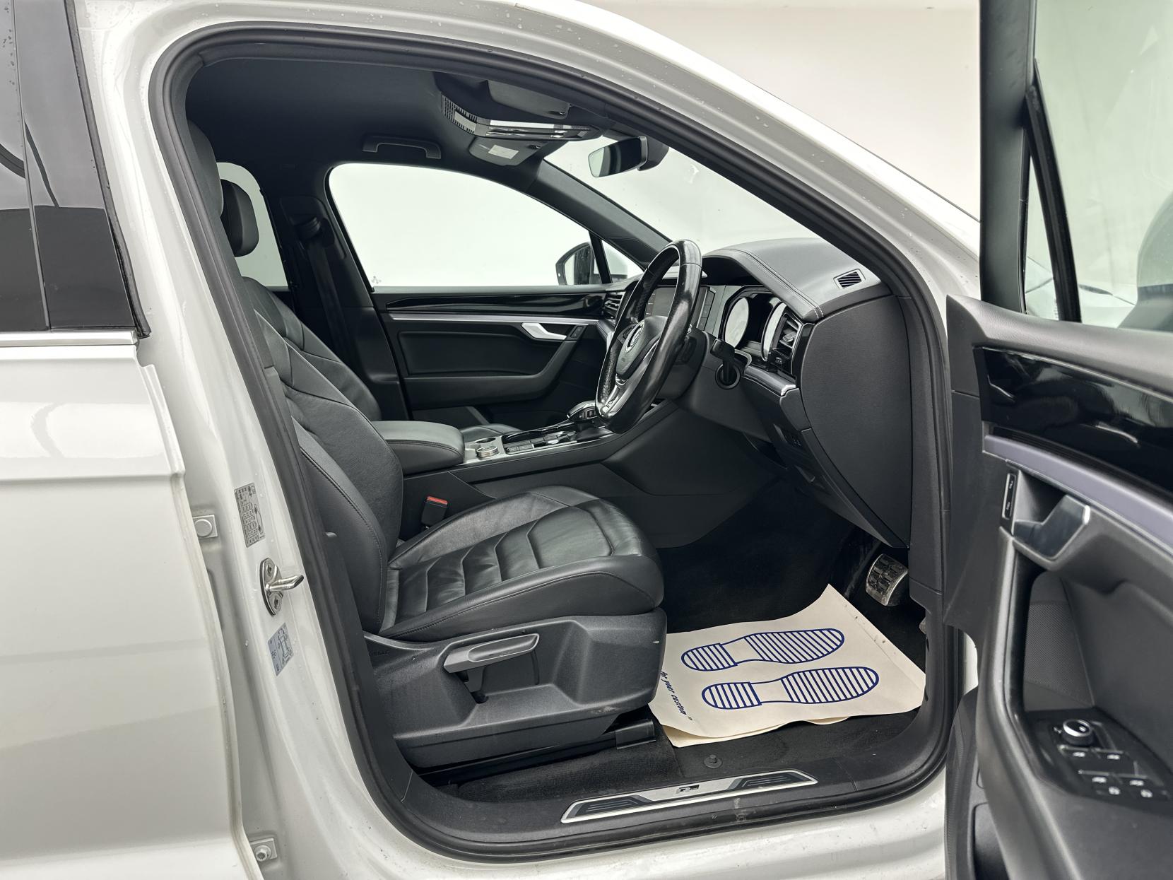 Volkswagen Touareg 3.0 TDI V6 R-Line SUV 5dr Diesel Tiptronic 4Motion Euro 6 (s/s) (231 ps)