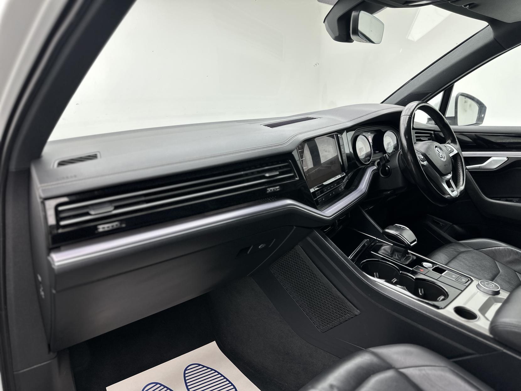 Volkswagen Touareg 3.0 TDI V6 R-Line SUV 5dr Diesel Tiptronic 4Motion Euro 6 (s/s) (231 ps)