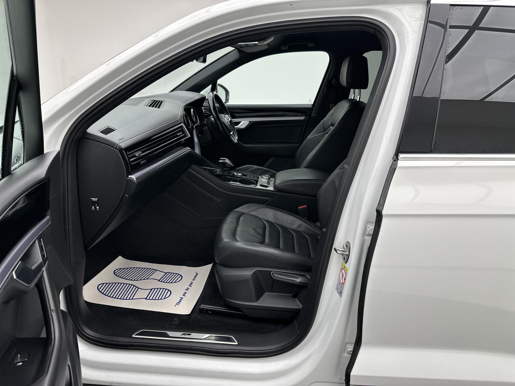 Volkswagen Touareg 3.0 TDI V6 R-Line SUV 5dr Diesel Tiptronic 4Motion Euro 6 (s/s) (231 ps)