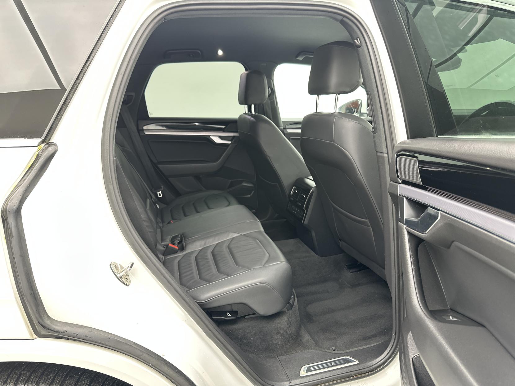 Volkswagen Touareg 3.0 TDI V6 R-Line SUV 5dr Diesel Tiptronic 4Motion Euro 6 (s/s) (231 ps)