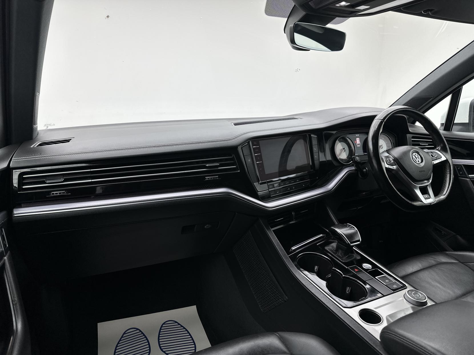 Volkswagen Touareg 3.0 TDI V6 R-Line SUV 5dr Diesel Tiptronic 4Motion Euro 6 (s/s) (231 ps)