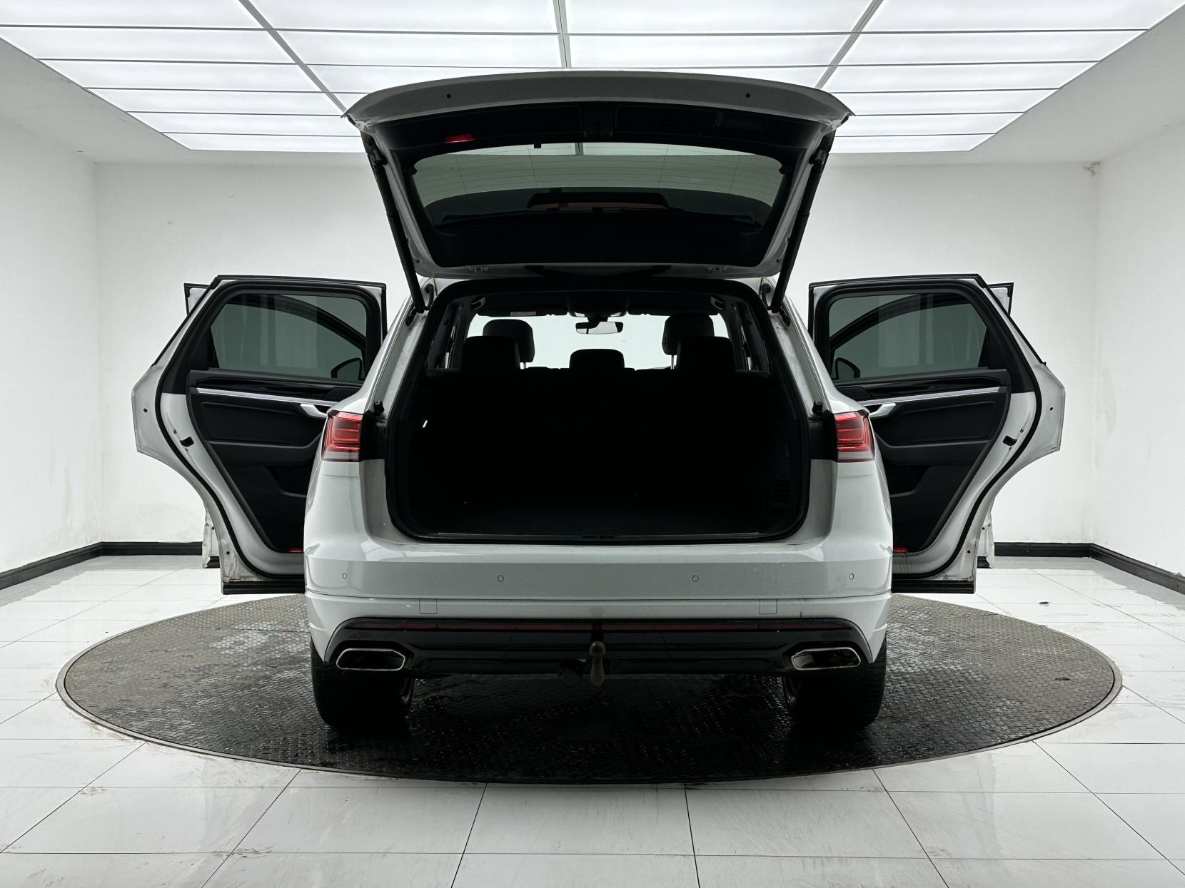 Volkswagen Touareg 3.0 TDI V6 R-Line SUV 5dr Diesel Tiptronic 4Motion Euro 6 (s/s) (231 ps)