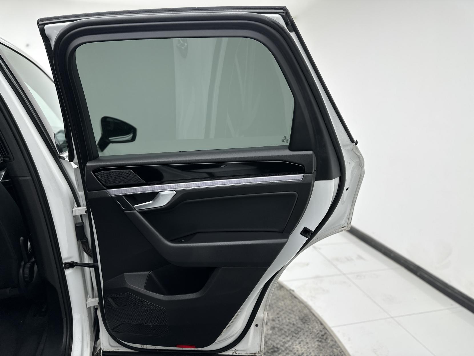 Volkswagen Touareg 3.0 TDI V6 R-Line SUV 5dr Diesel Tiptronic 4Motion Euro 6 (s/s) (231 ps)