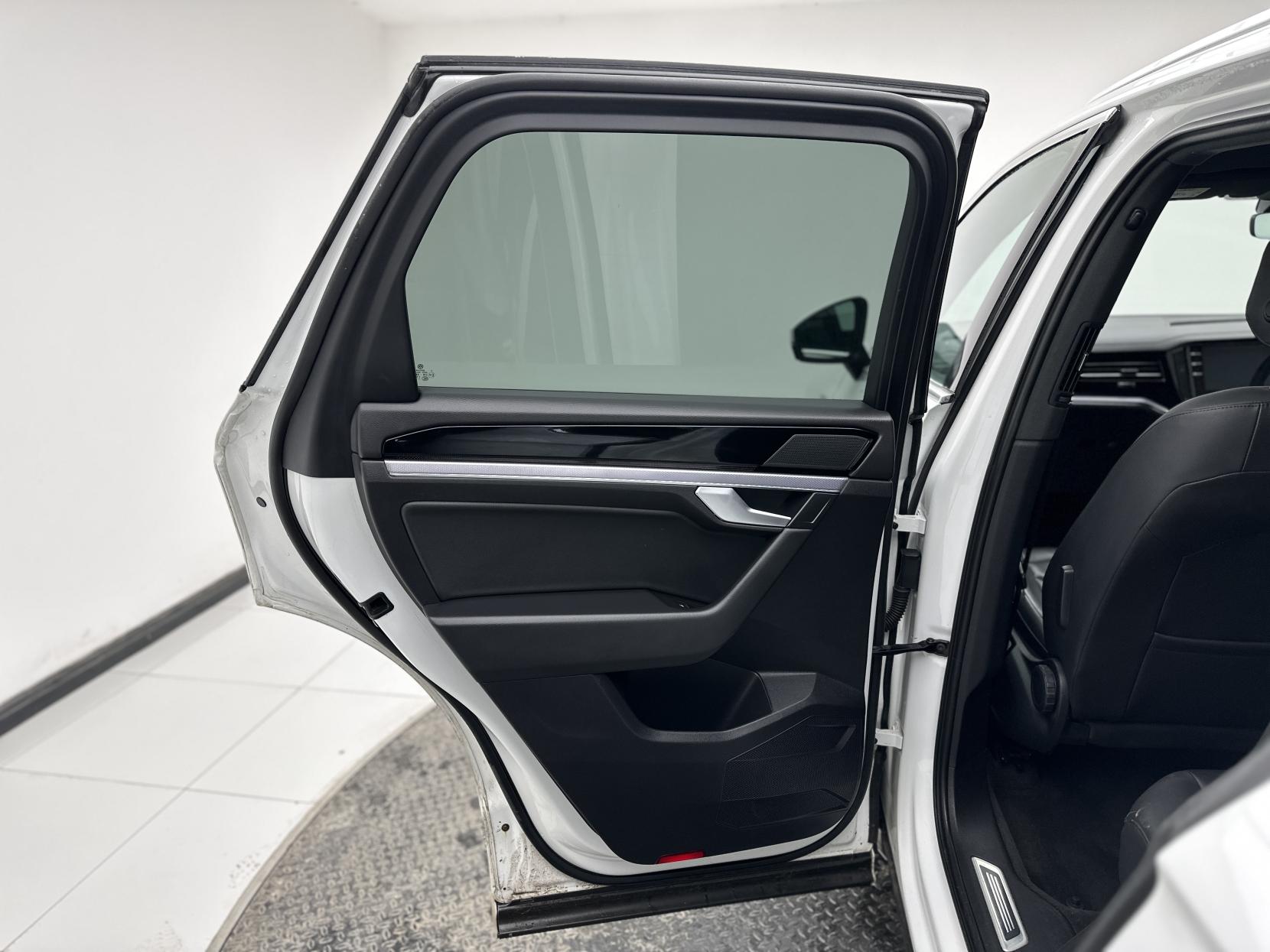 Volkswagen Touareg 3.0 TDI V6 R-Line SUV 5dr Diesel Tiptronic 4Motion Euro 6 (s/s) (231 ps)