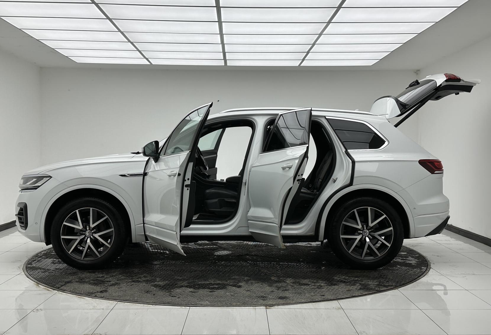 Volkswagen Touareg 3.0 TDI V6 R-Line SUV 5dr Diesel Tiptronic 4Motion Euro 6 (s/s) (231 ps)