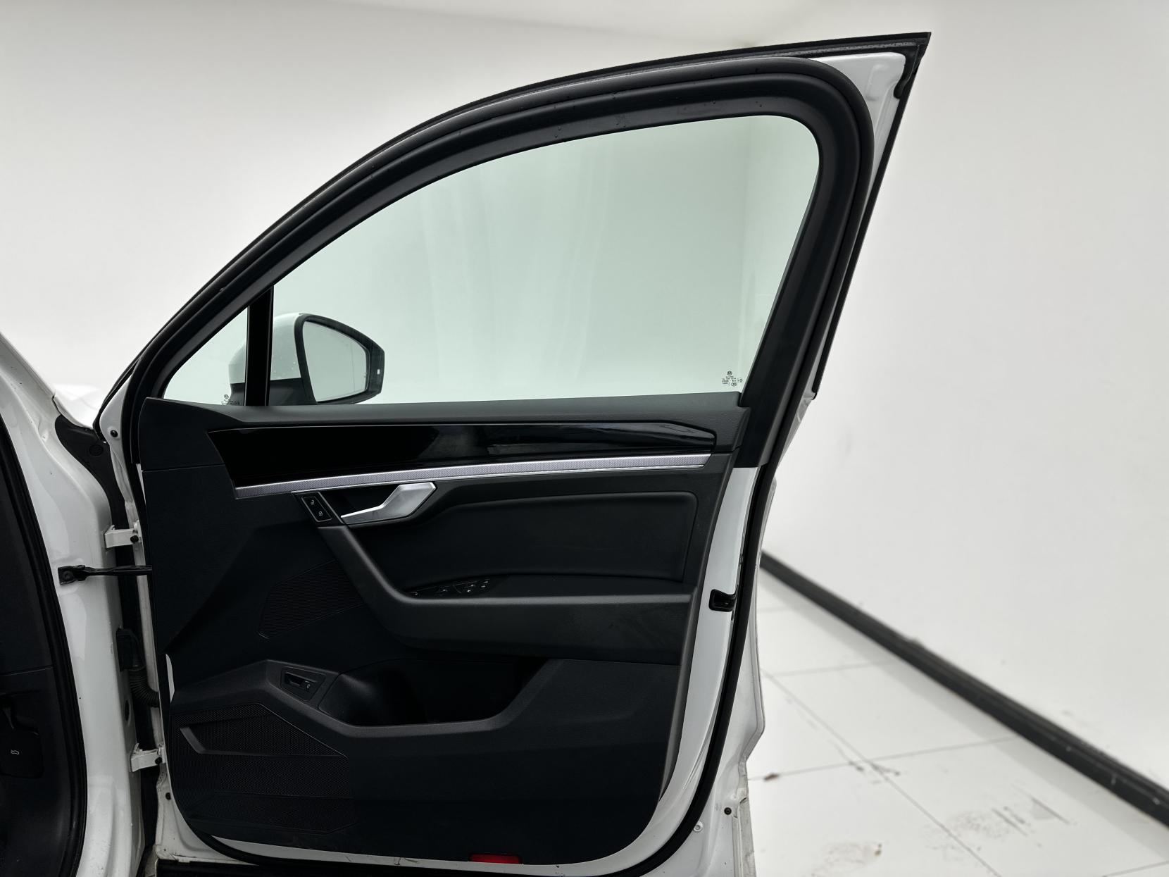 Volkswagen Touareg 3.0 TDI V6 R-Line SUV 5dr Diesel Tiptronic 4Motion Euro 6 (s/s) (231 ps)