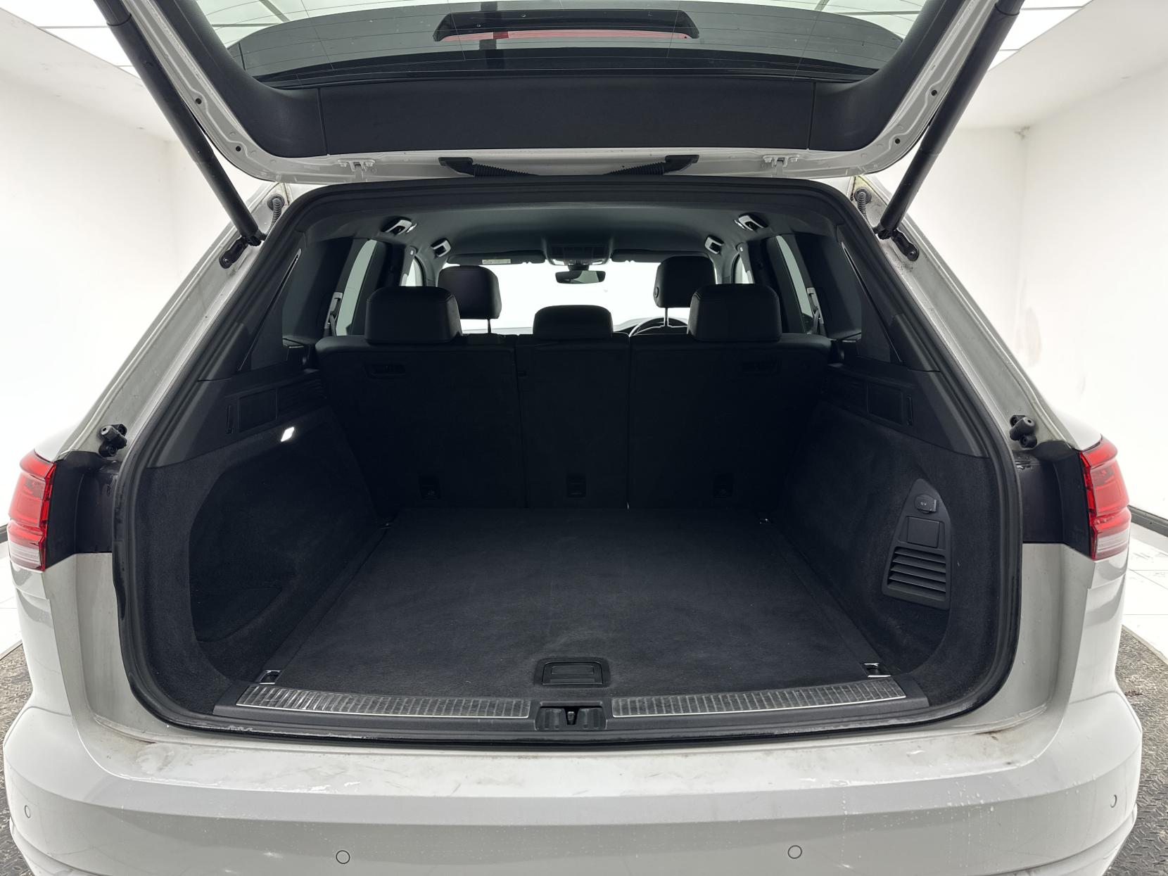 Volkswagen Touareg 3.0 TDI V6 R-Line SUV 5dr Diesel Tiptronic 4Motion Euro 6 (s/s) (231 ps)