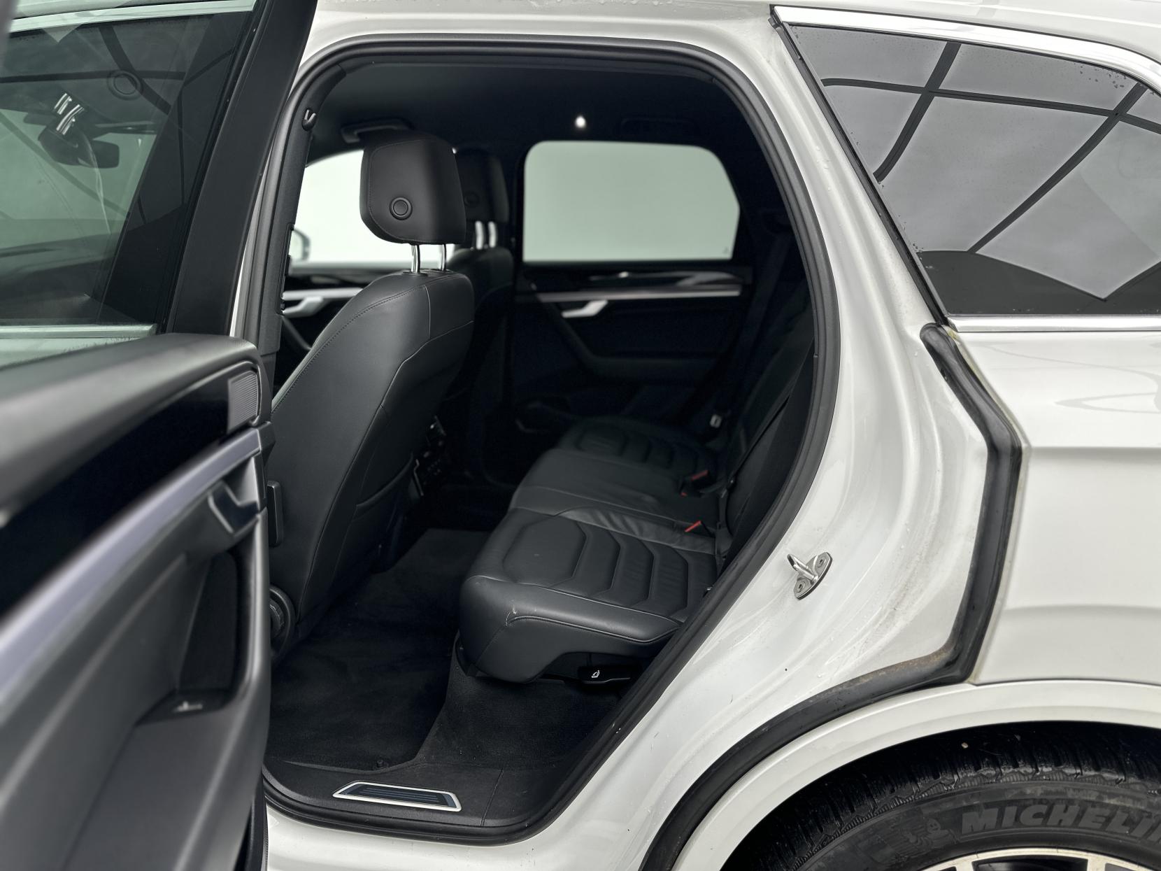 Volkswagen Touareg 3.0 TDI V6 R-Line SUV 5dr Diesel Tiptronic 4Motion Euro 6 (s/s) (231 ps)