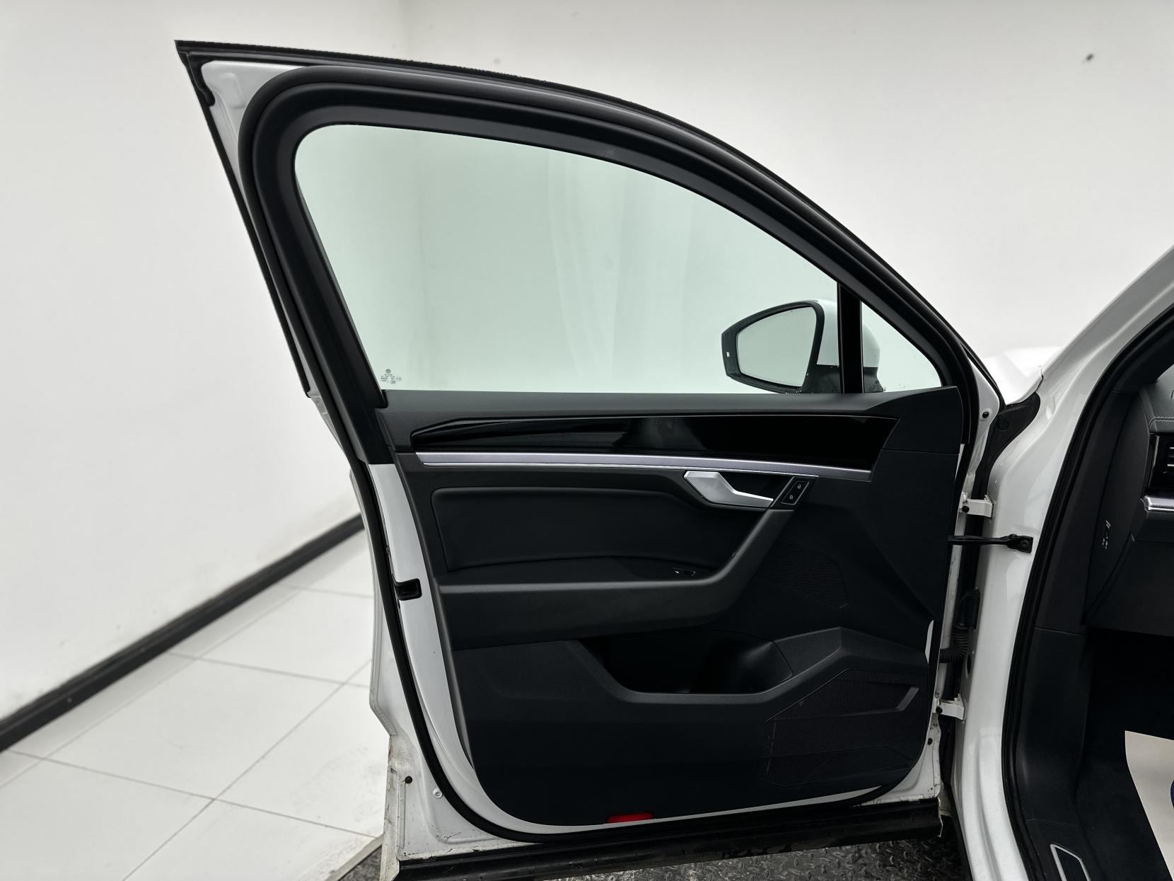 Volkswagen Touareg 3.0 TDI V6 R-Line SUV 5dr Diesel Tiptronic 4Motion Euro 6 (s/s) (231 ps)