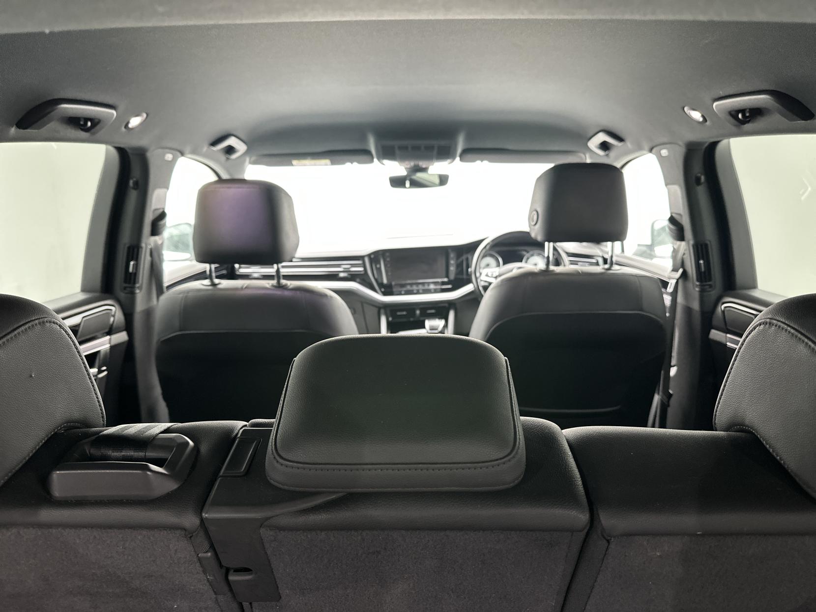 Volkswagen Touareg 3.0 TDI V6 R-Line SUV 5dr Diesel Tiptronic 4Motion Euro 6 (s/s) (231 ps)