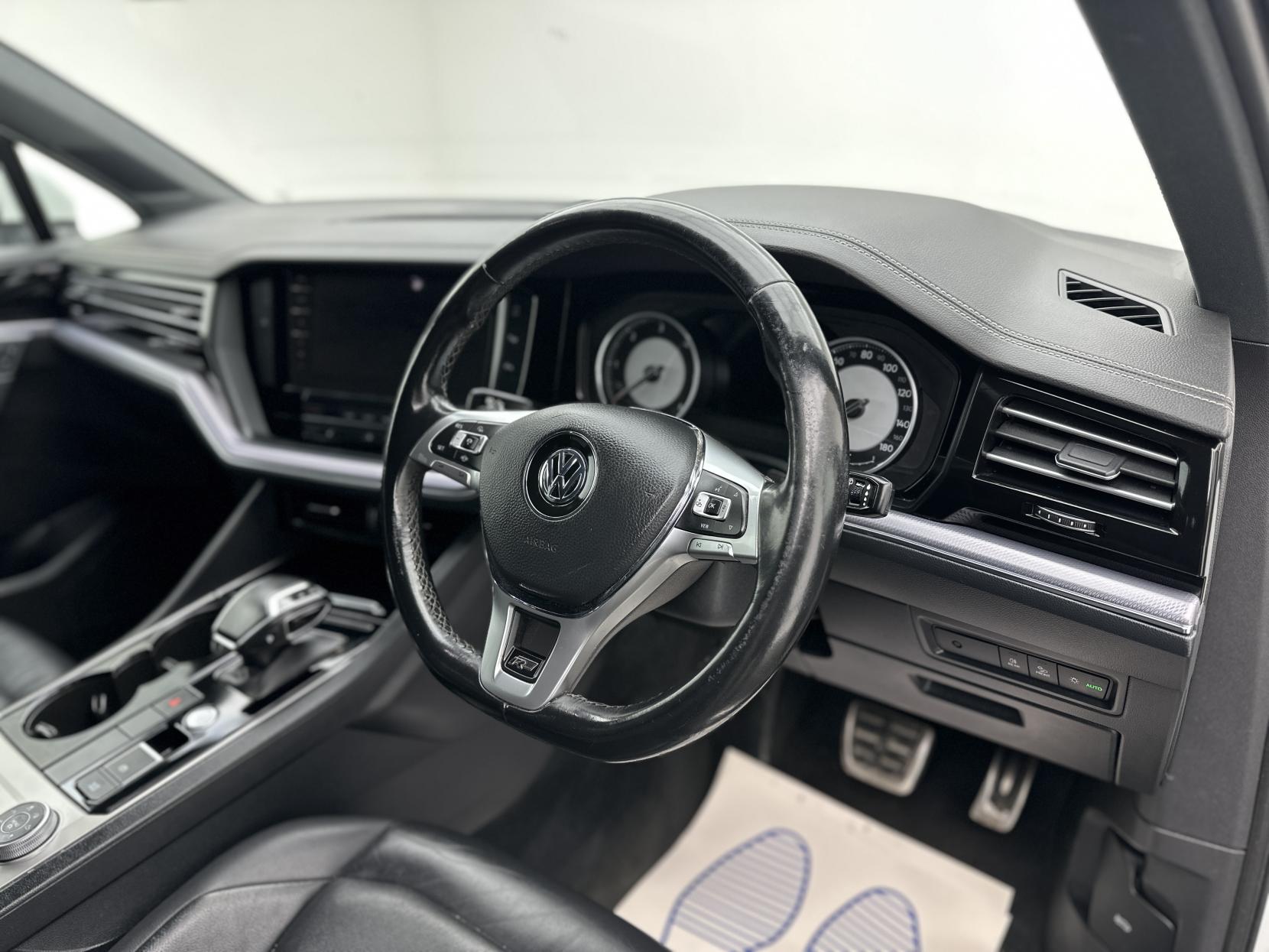 Volkswagen Touareg 3.0 TDI V6 R-Line SUV 5dr Diesel Tiptronic 4Motion Euro 6 (s/s) (231 ps)