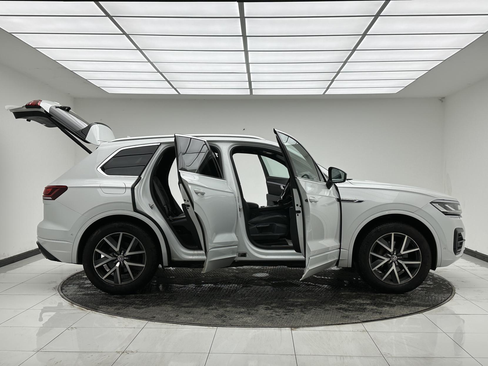 Volkswagen Touareg 3.0 TDI V6 R-Line SUV 5dr Diesel Tiptronic 4Motion Euro 6 (s/s) (231 ps)