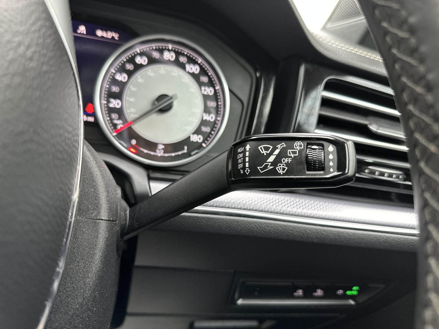 Volkswagen Touareg 3.0 TDI V6 R-Line SUV 5dr Diesel Tiptronic 4Motion Euro 6 (s/s) (231 ps)