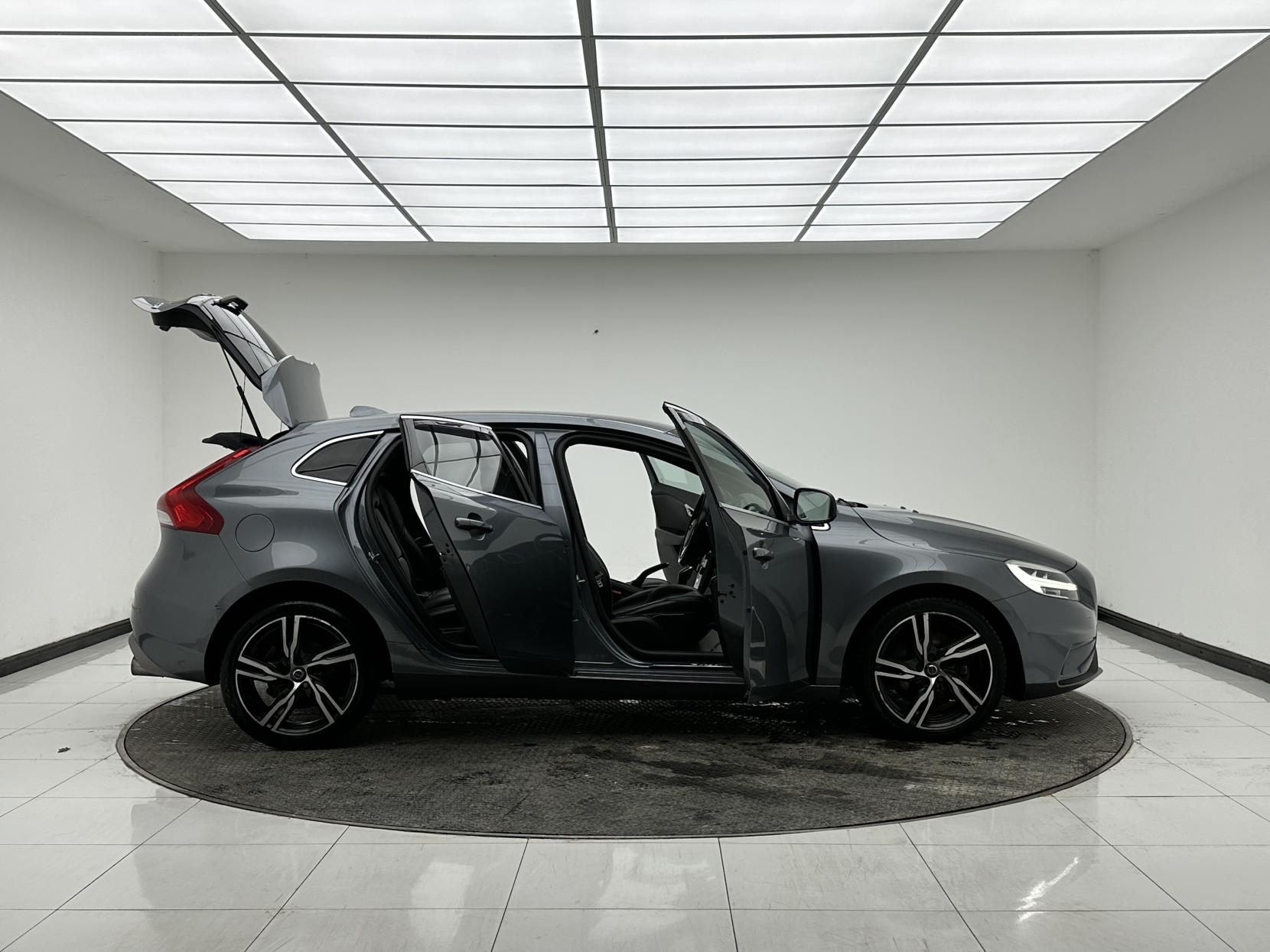 Volvo V40 2.0 D3 R-Design Pro Hatchback 5dr Diesel Auto Euro 6 (s/s) (150 ps)