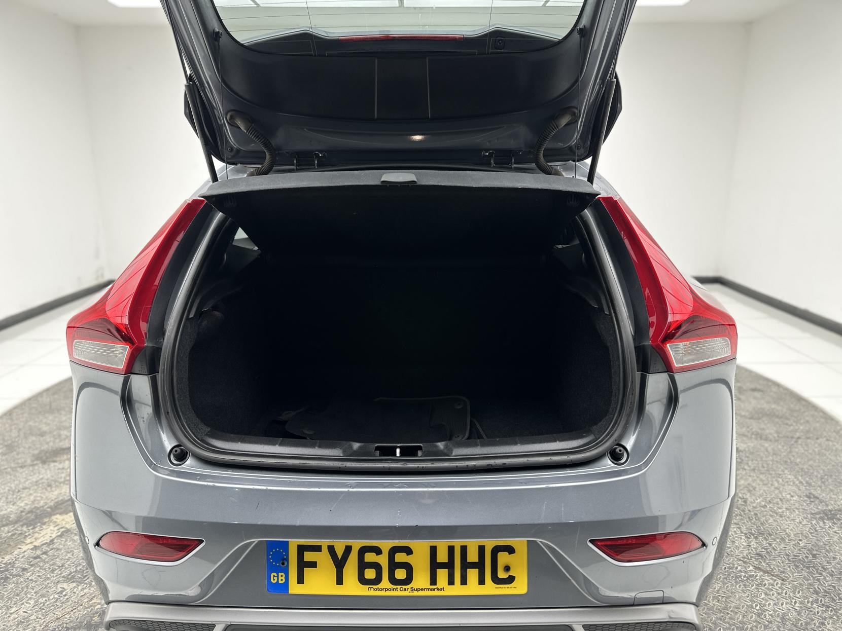 Volvo V40 2.0 D3 R-Design Pro Hatchback 5dr Diesel Auto Euro 6 (s/s) (150 ps)