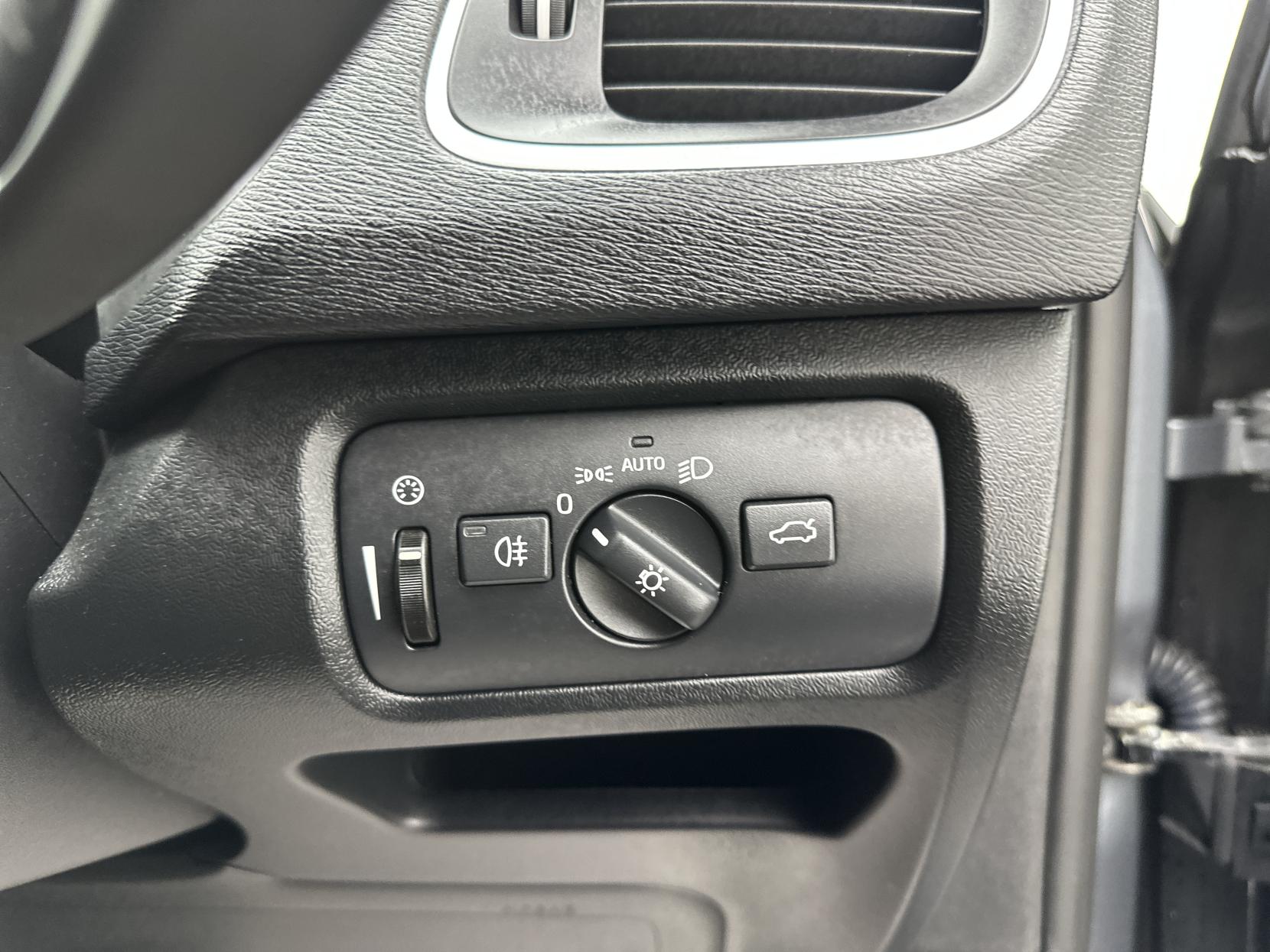 Volvo V40 2.0 D3 R-Design Pro Hatchback 5dr Diesel Auto Euro 6 (s/s) (150 ps)