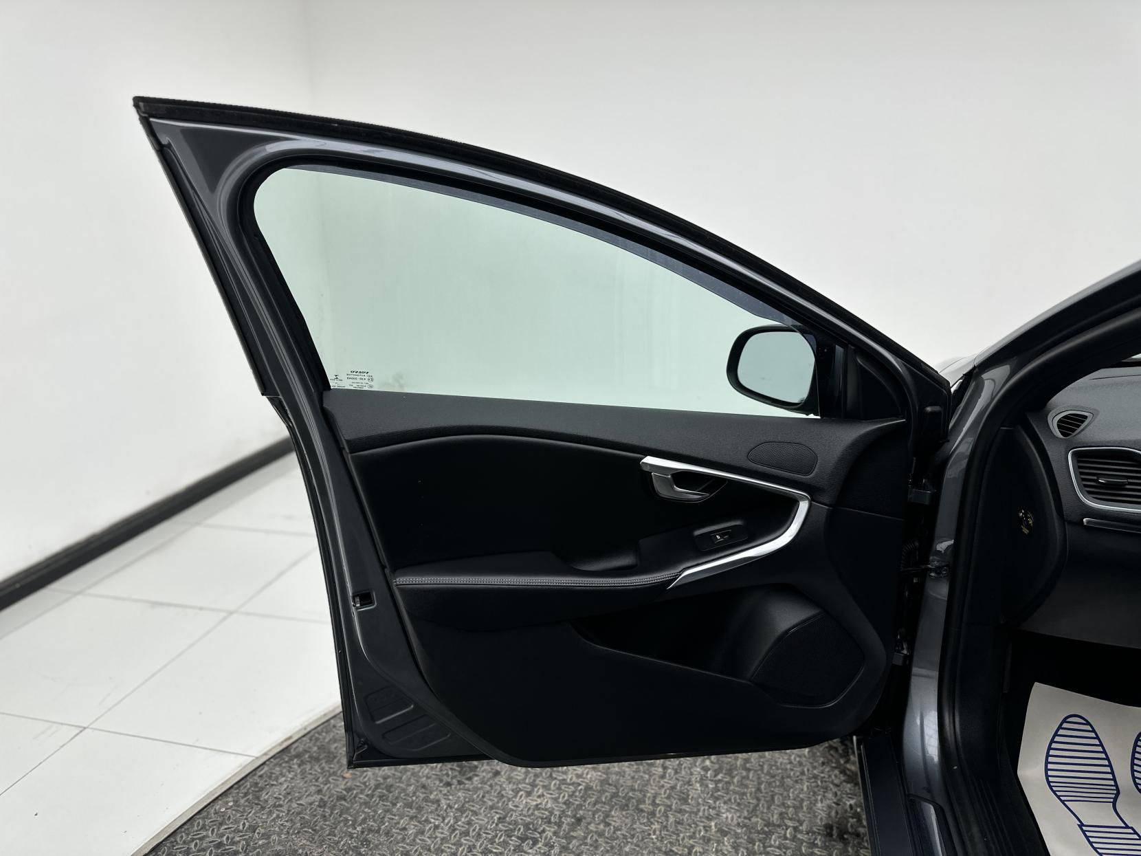 Volvo V40 2.0 D3 R-Design Pro Hatchback 5dr Diesel Auto Euro 6 (s/s) (150 ps)